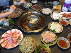 餐具摆设-茅草房·河畔园林火锅