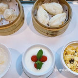 我选择了大的套房，能看到江景和城景，视野一级棒