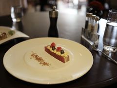 草莓蛋糕配新鲜水果-北京华彬费尔蒙酒店·刃餐厅