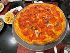 意大利腊肠比萨配腌番茄和干酪-WOLFGANG PUCK KITCHEN & BAR(迪士尼小镇店)