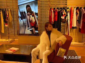 香水是充满着神秘和诱惑的，也代表荷尔蒙的象征