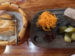 自家鹅肝酱配酸菜和冈冈法棍-羽深肉铺 Steak & Wine