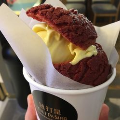 红丝绒冰淇淋泡芙