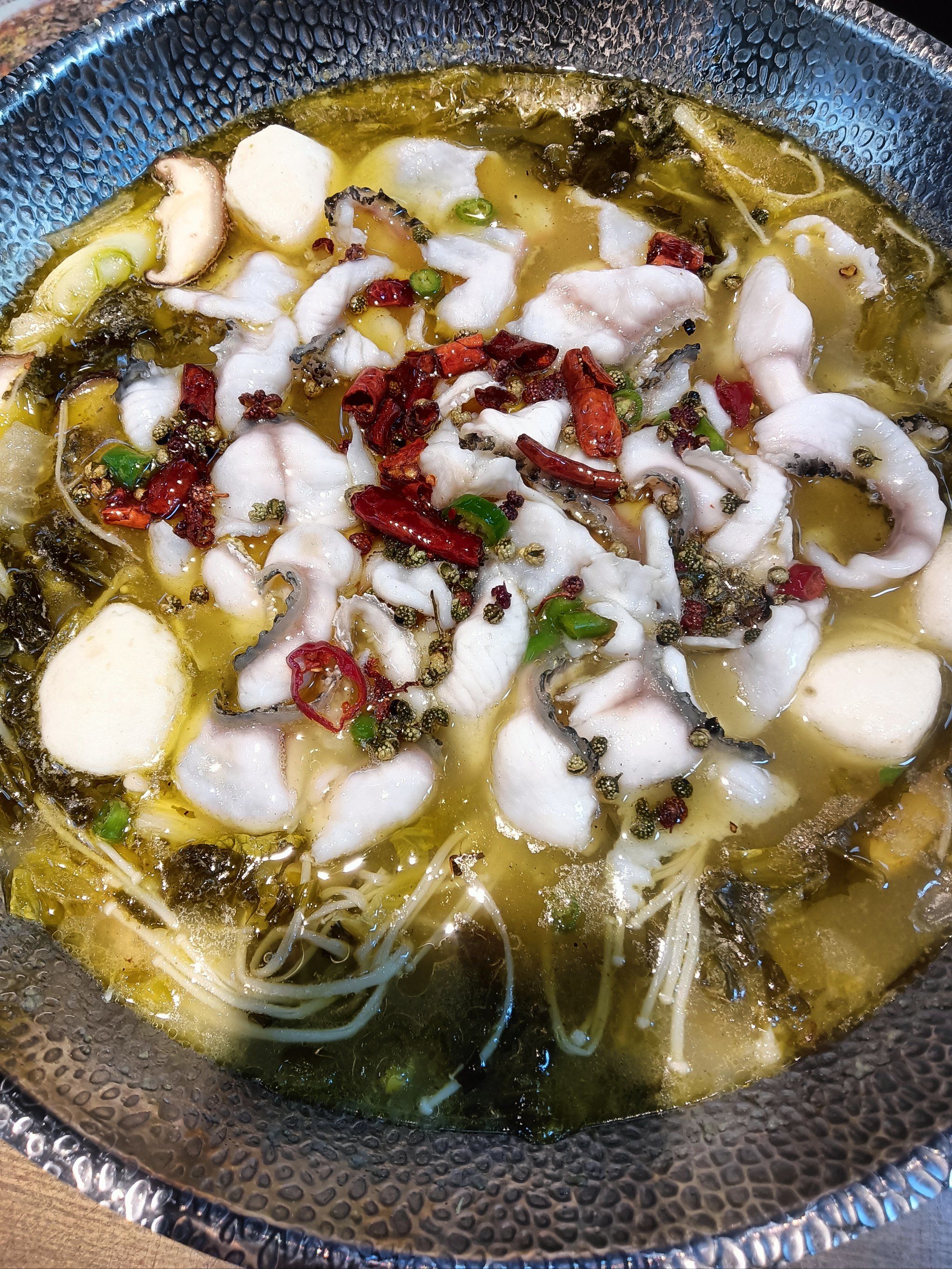 汤汁浓郁,配料有萝卜,金针菇,鱼圆,香菇粉条等,酸菜的酸味与鱼肉的