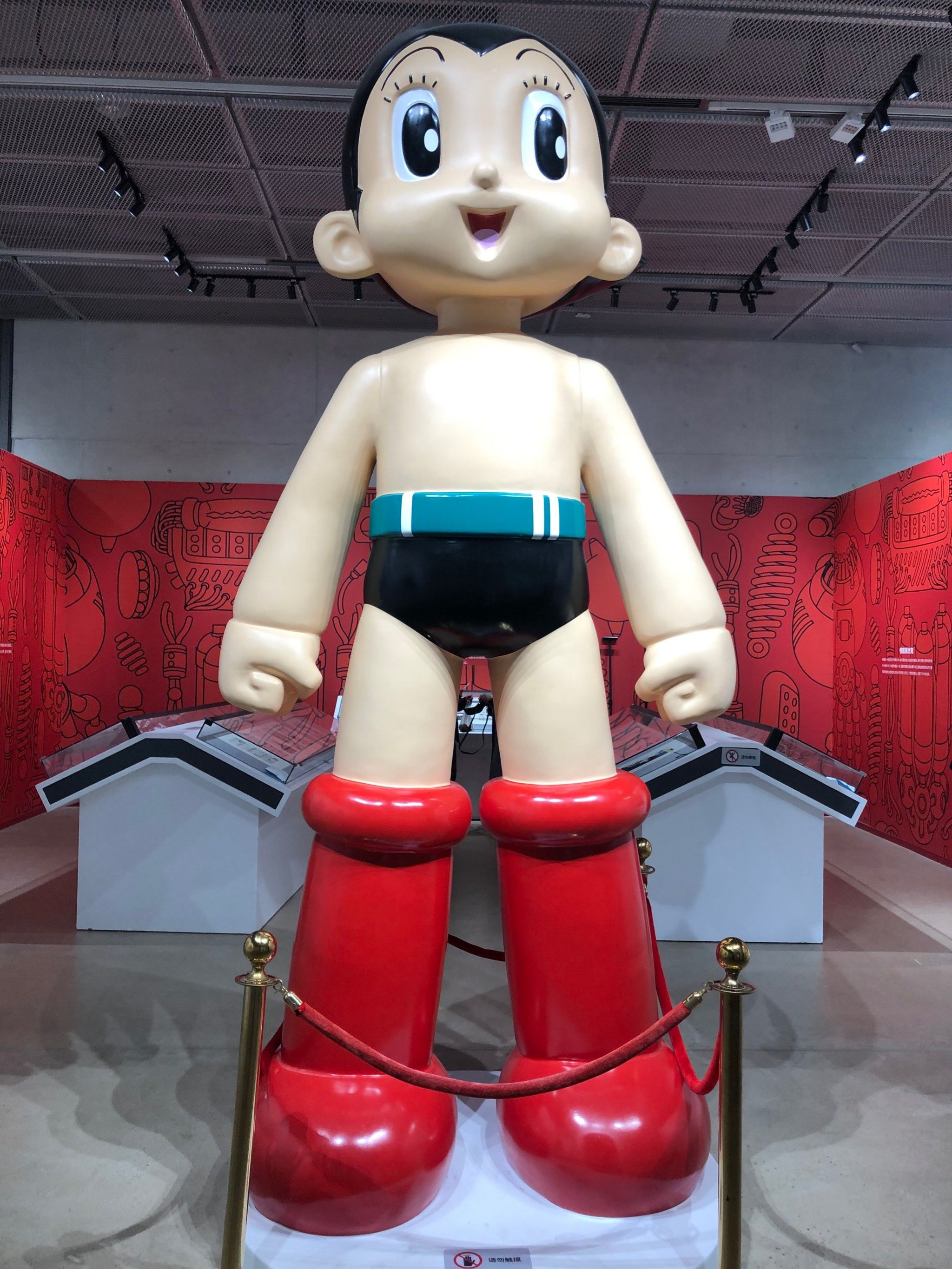 人物,上次看到有展览馆就去观看,展览馆有个超大的阿童木模型可以拍照