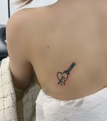 -龙之吻专业刺青·手工耳洞·纹身去色