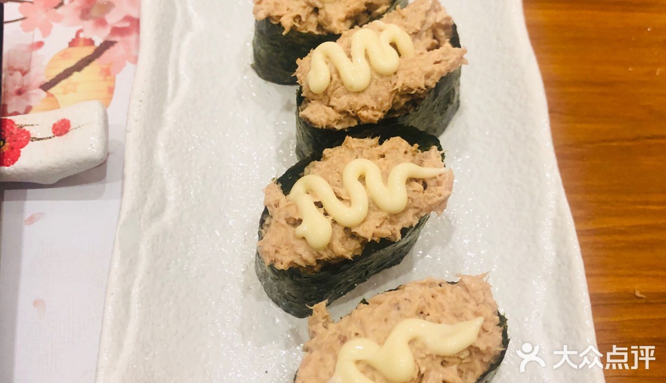 新开的寿司店，店铺环境很有氛围，位置很多，有卡座