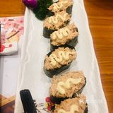 新开的寿司店，店铺环境很有氛围，位置很多，有卡座