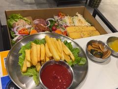 -山野的朋友露营炭火烤肉