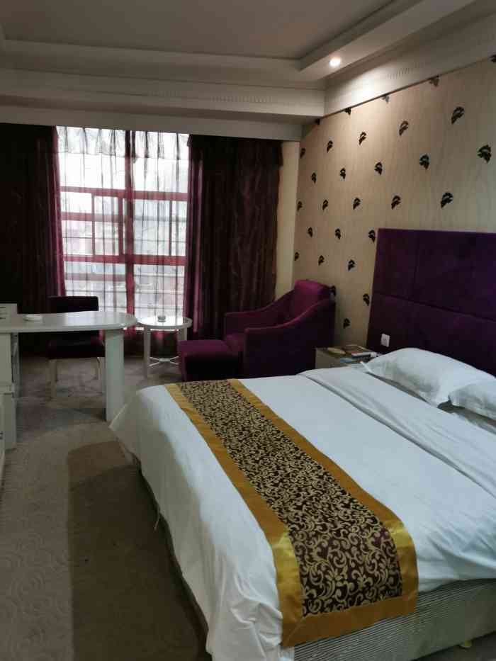 蓝鲸天驿大酒店-"前台服务员服务差,恨不得用白眼白你,对话.