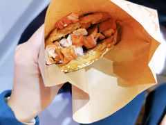 烧饼夹肠头-肠王卤煮(西单食宝街店)