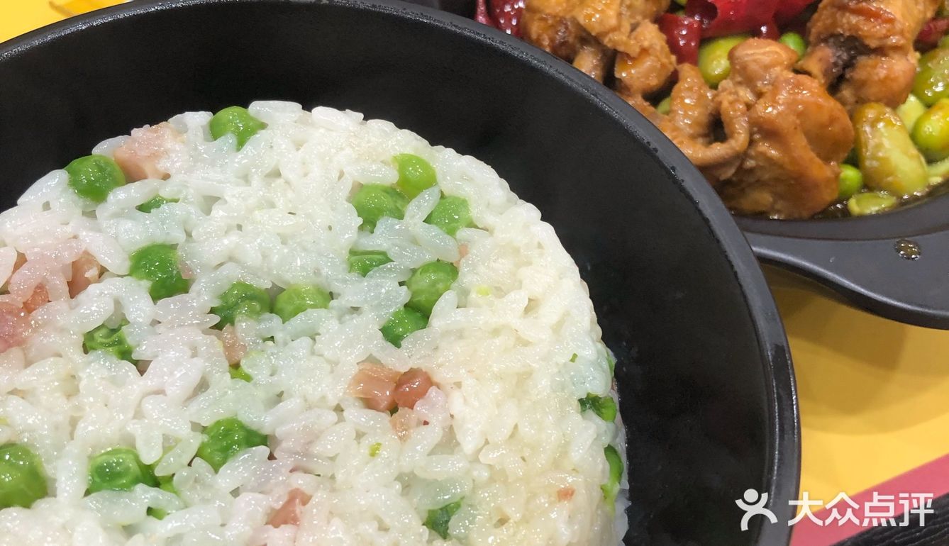 本来想在广场内找到临时就餐点，然尔并没有