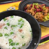 本来想在广场内找到临时就餐点，然尔并没有