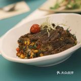 脆脆的薄饼里面裹了很多料，吃起来特别爽