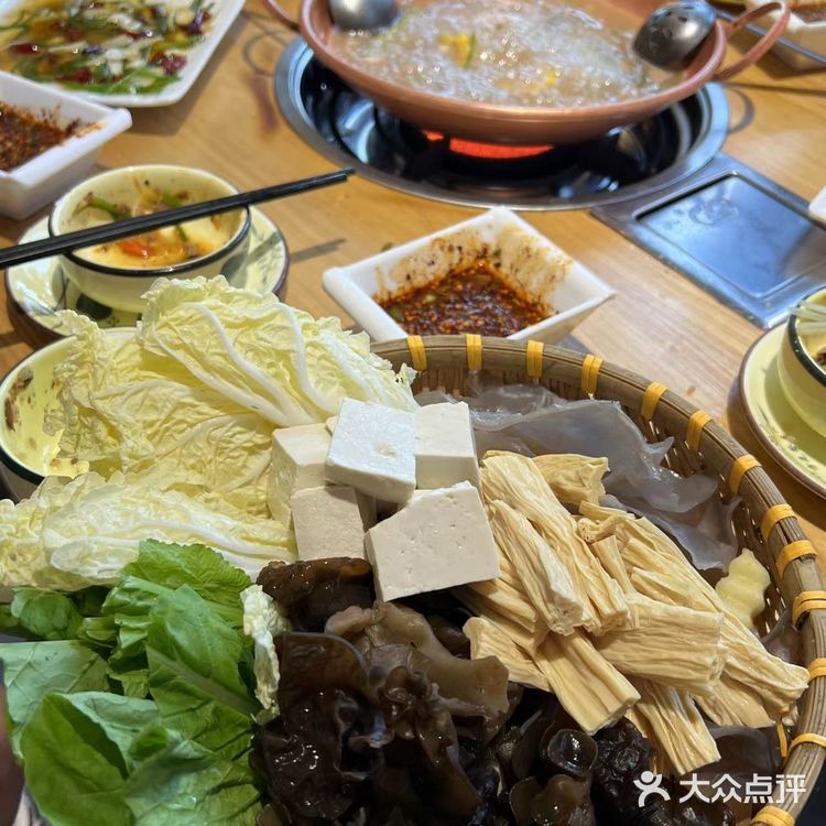 快来品尝独特的牦牛肉火锅吧！这里的牦牛肉来自高原