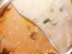 大虾冬阴功汤配椰奶鸡汤鸳鸯锅底-甘尼仕印度餐厅爵士酒吧(阳春巷店)