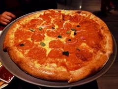 意大利腊肠比萨配腌番茄和干酪-WOLFGANG PUCK KITCHEN & BAR(迪士尼小镇店)