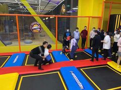 -爱蹦iBOON蹦床运动馆(江汉店)