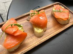 烟熏三文鱼配牛油果酱-Money Shops(愚园路店)