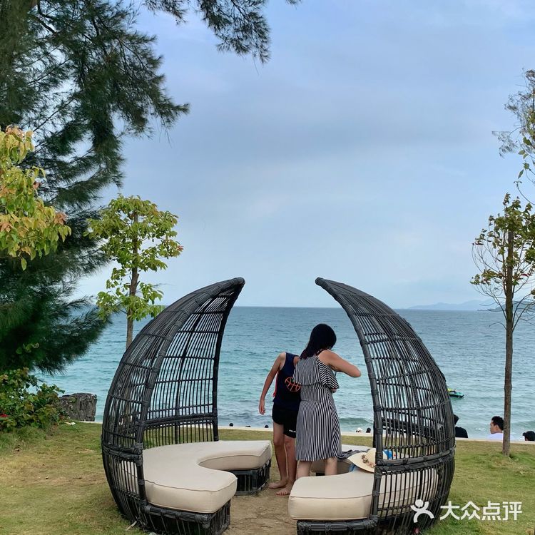 东南亚风情度假酒店，傍晚在海边日落下的晚餐