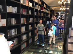 -钟书阁(松江泰晤士小镇店)