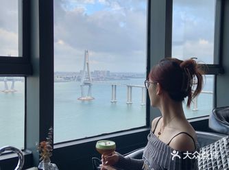 高层下午茶 🫖看着海湾大桥川流不息