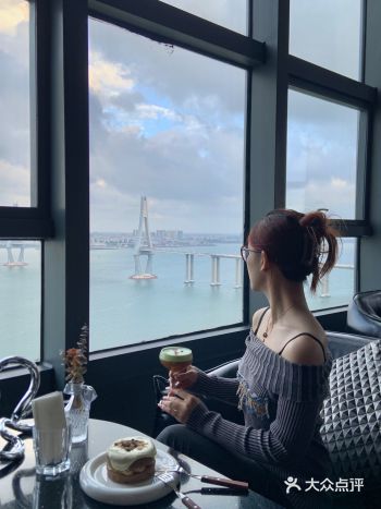 高层下午茶 🫖看着海湾大桥川流不息