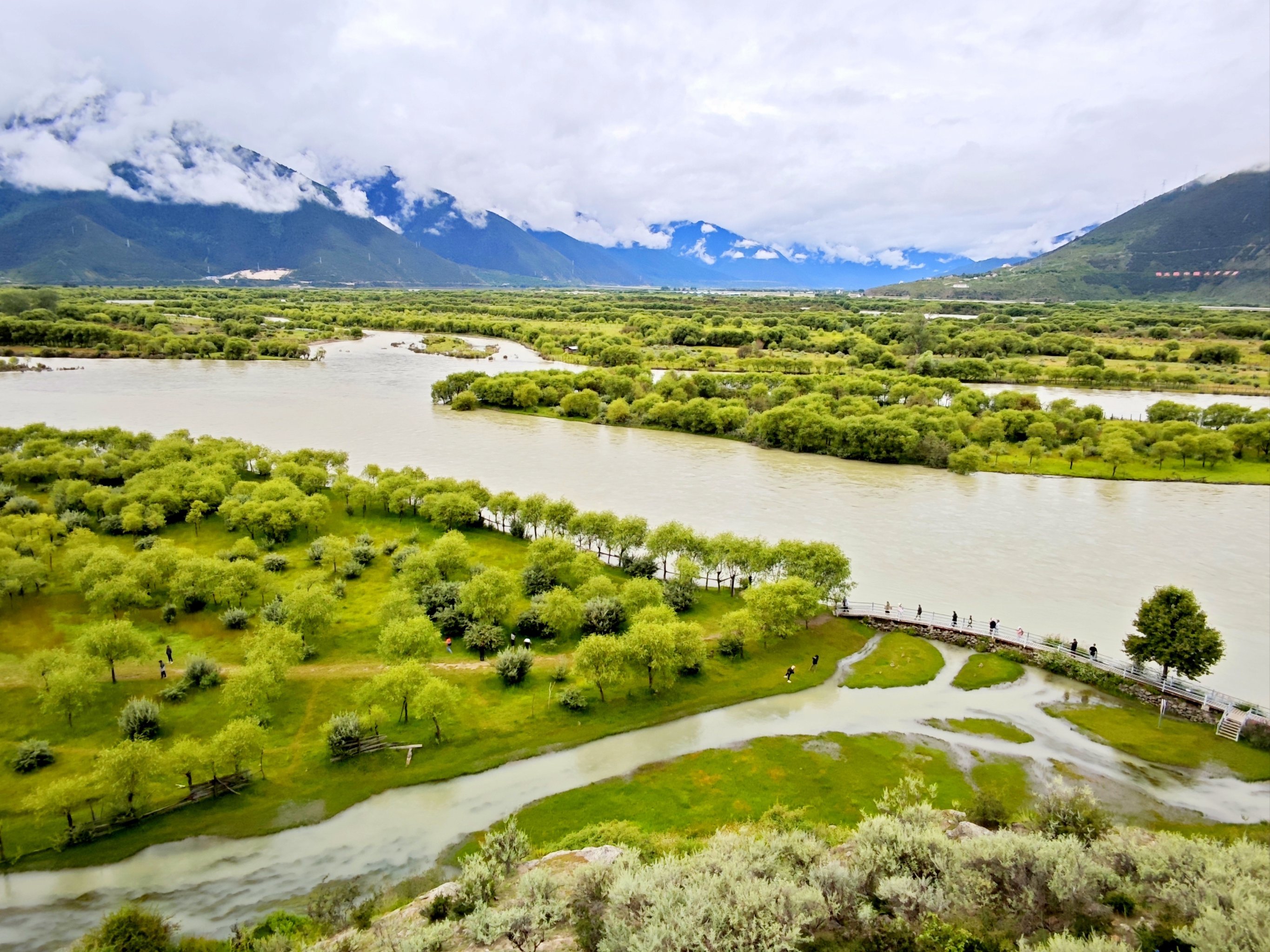 尼洋河风光带的美丽不仅体现在其清澈的水质