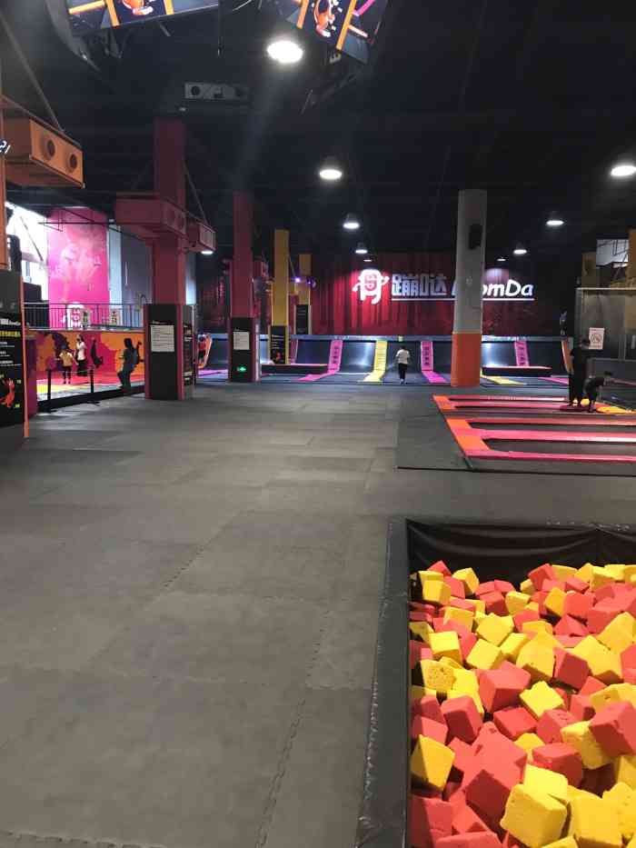 乐图空间蹦床公园(京荟广场店)-"算是离家比较大的一个蹦床运动馆带一