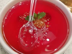 鲜火龙果冰粉-老佛爷铜炉蛙锅(海岸城店)
