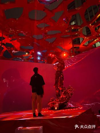 超火免费展览// 国风红雕塑展 明星打call