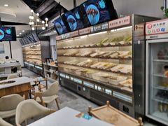 面包甜点陈列柜-屋头串串(新街里店)