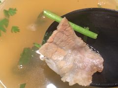 小牛汤里离奇跳色的肉片-腔调面(斜土路店)