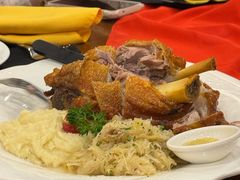 德式烤猪肘陪酸菜土豆泥-申德勒加油站西餐厅Schindlers Tankstelle(上海外滩店)