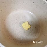 烤箱上下200度烤15分钟，出炉～吃了一块超级好吃