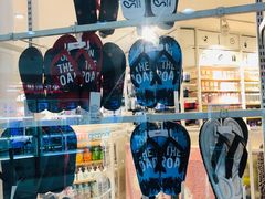 -名创优品(北京新中关购物中心地铁层店)