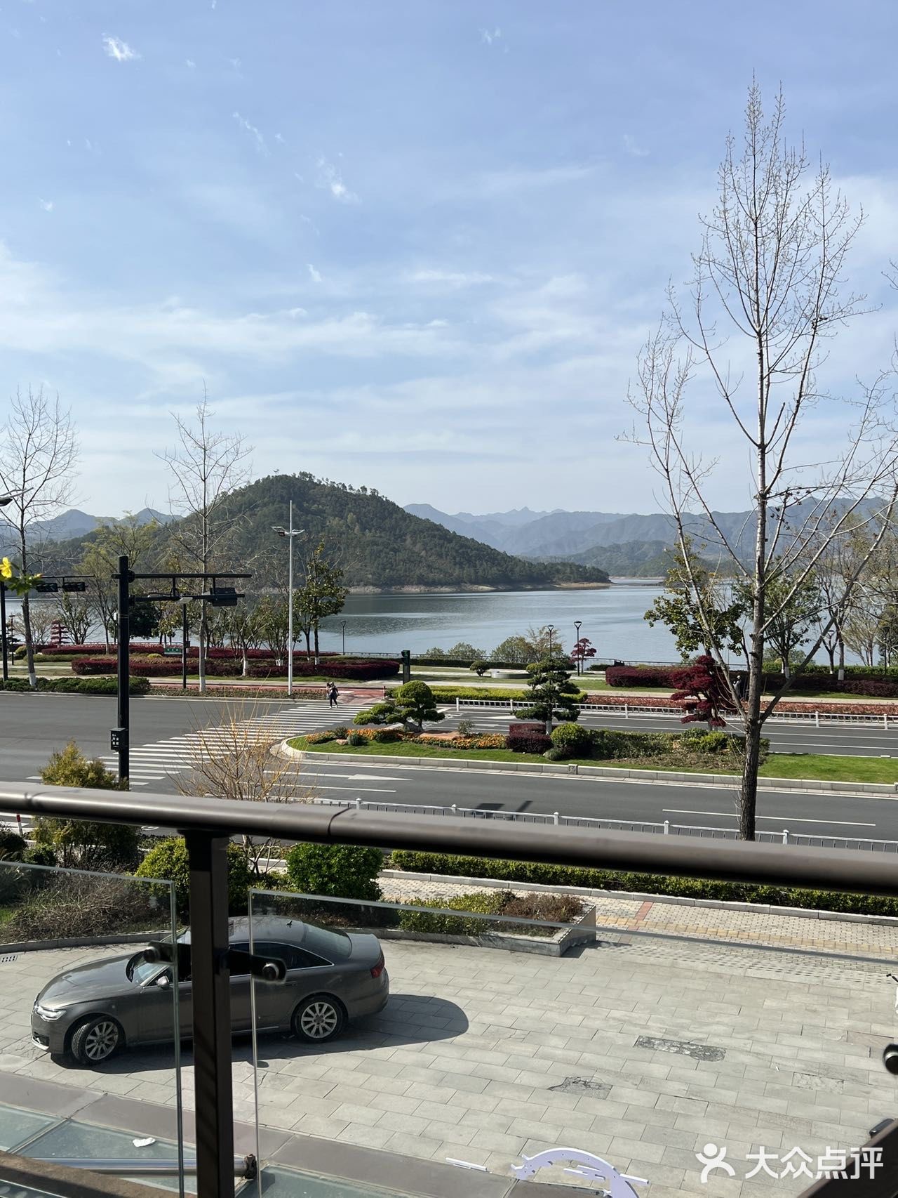 文化氛围直接拉满。环境 强烈推荐他家的露台用餐区
