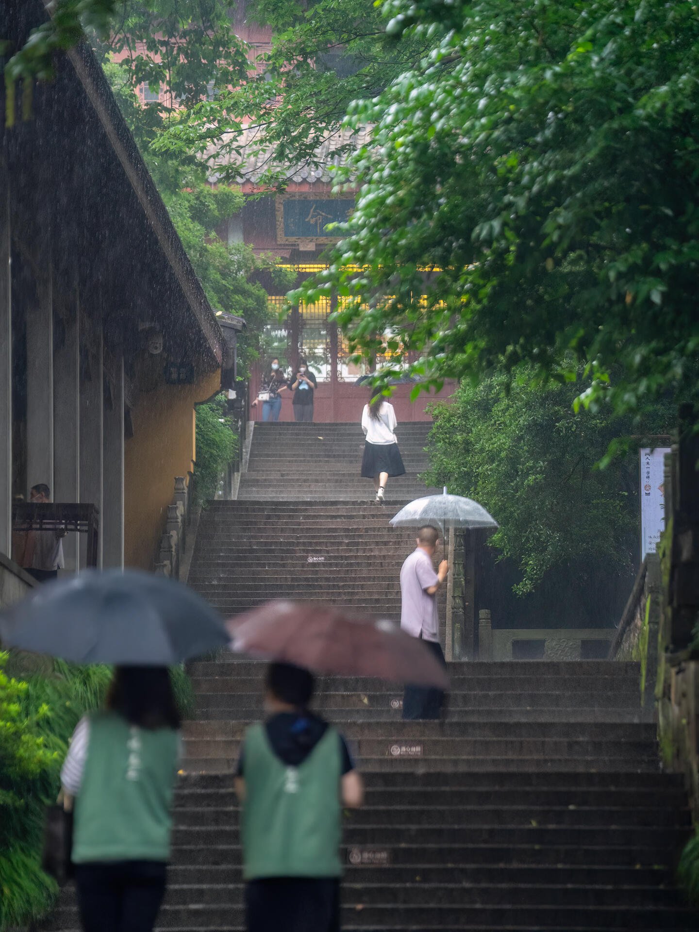 90夏日雨中的杭州灵隐寺,洗涤心灵的静谧之旅.