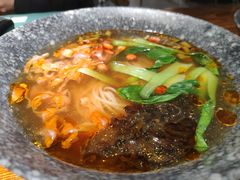 酸豆角素米线-八月美食小馆(银泰城总店)