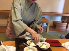 服务员在给冰淇淋浇抹茶-蟹道乐(道顿堀本店)