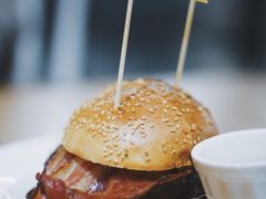 经典牛肉汉堡-HELLO 27 意面·沙拉·帕尼尼