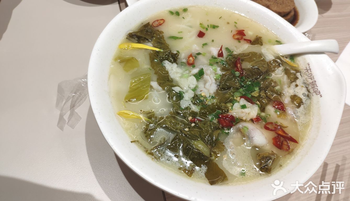 中午去大悦城吃个简餐，点了海鲜炒米线和酸菜鱼米粉