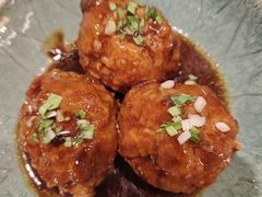 鸭蛋黄狮子头-梅飞酒家(名辉豪庭店)