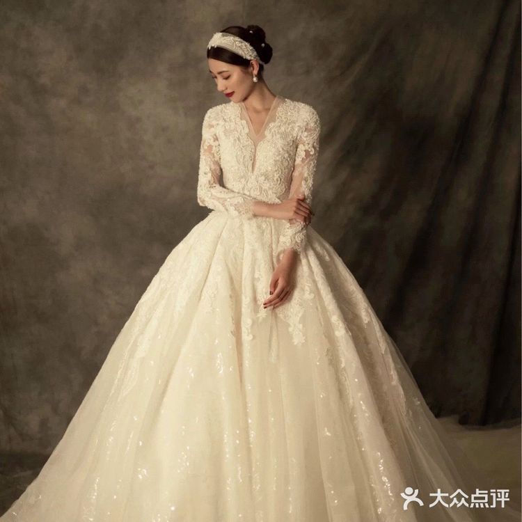 珍珠蕾丝婚纱