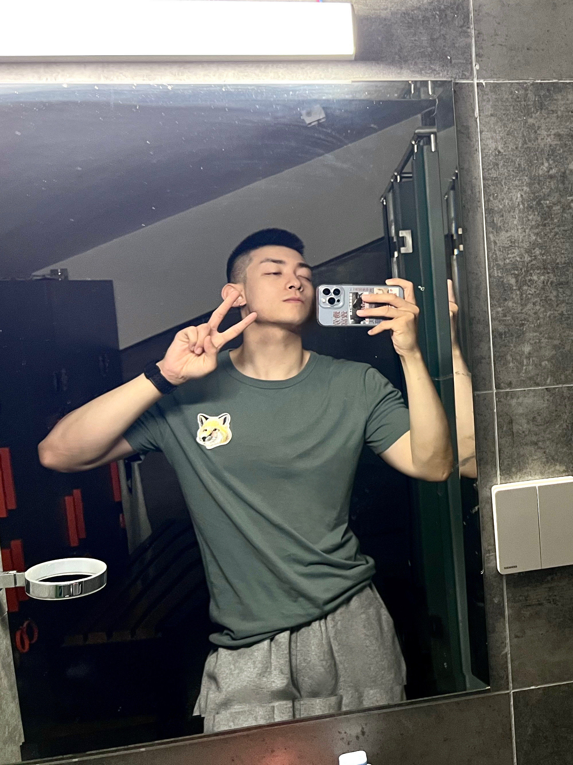 小肌肉男孩秀肌肉