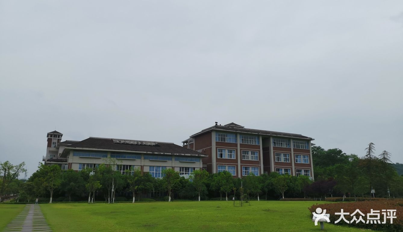 大学城的重庆医科大学。