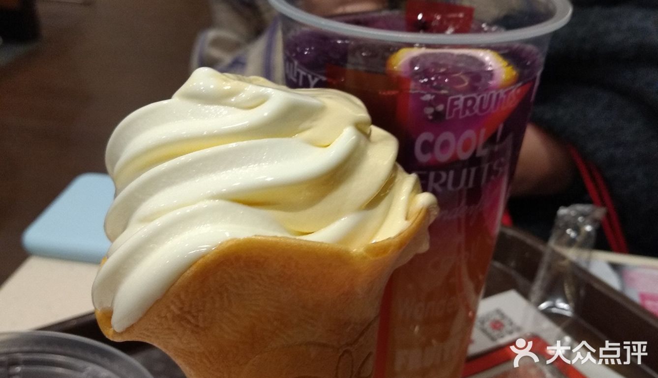 她点了茶，这两种食物的味道都是淡淡的，柚子味淡淡的