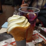 她点了茶，这两种食物的味道都是淡淡的，柚子味淡淡的