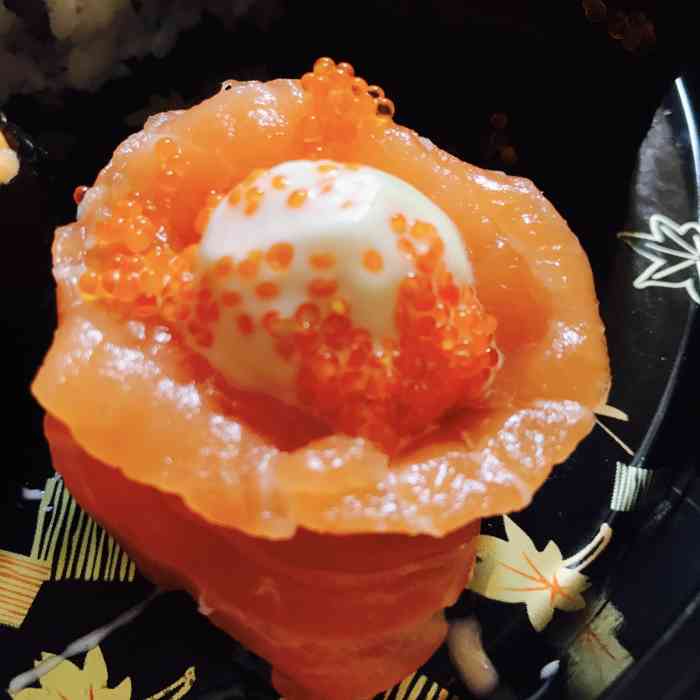 老板人特别好 还赠了水果沙拉 里边还有蟹籽  印象最深的是三文鱼之恋