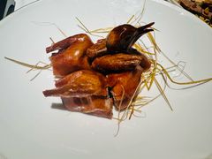 爆汁脆皮香茅乳鸽-炳胜品味(深圳湾万象城店)